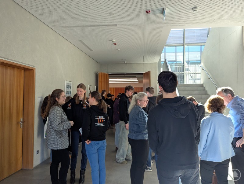 Schon im Eingangsbereich konnte man es sehen: Viele Gäste folgten der Einladung zum Tag der offenen Türe der BFSM. Gäste im Eingangsbereich der Berufsfachschule für Musik in Plattling