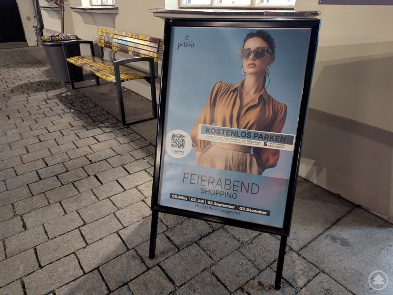 Im Sommer 2026 wird das Deggendorfer Feierabend Shopping wieder ins Zentrum einladen. Aufsteller mit anstehenden Terminen der Feierabend Shopping Veranstaltung in Deggendorf