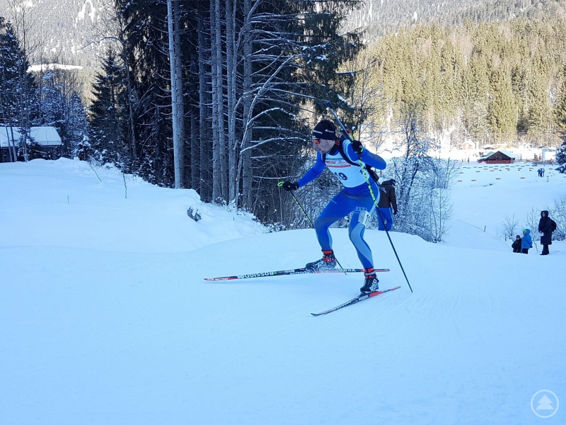 Alexander Bender mit der Starnummer 19 erklimmt einen der herausfordernden Anstiege.