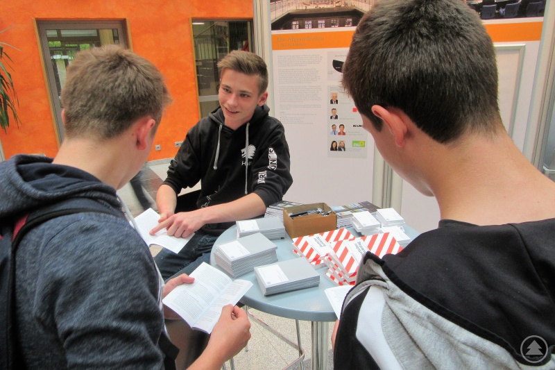 Schüler der 10. Klassen studieren die ausliegenden Grundgesetze