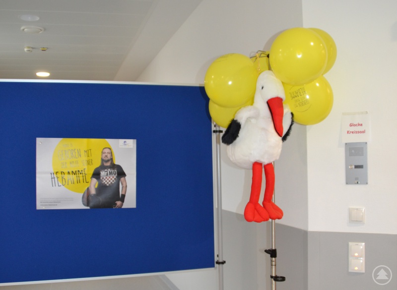 Der Storch markierte den Eingangsbereich zur Geburtshilfeabteilung und zeigte den Weg zu den neuen Kreißsälen.