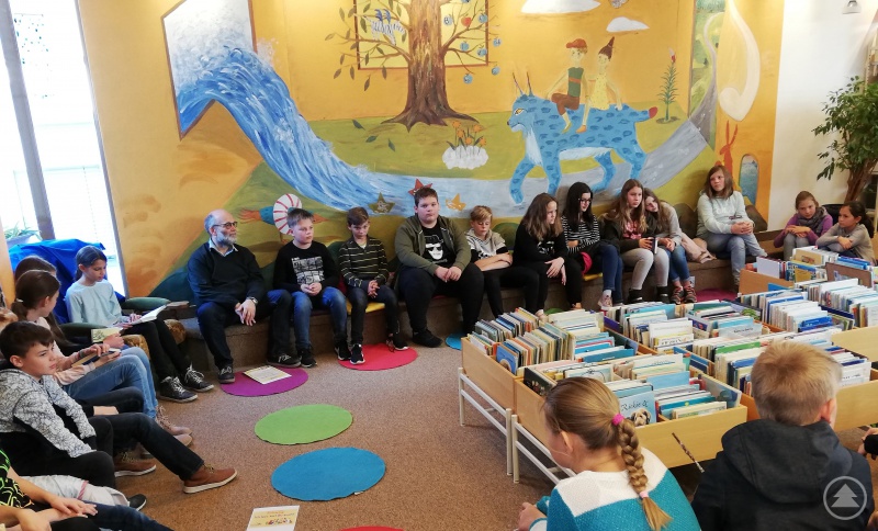 In der Kreisbibliothek durfte die 6b mit ihrem Deutschlehrer Marcus Güll-Uhrmann ebenfalls einer Lesung lauschen.