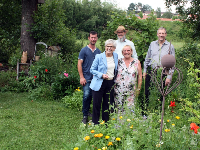 Landrätin Rita Röhrl (vorne links) freute sich mit der Gartenbesitzerin Marianne Hirschbold über die große Artenvielfalt, die sich im Laufe der letzten Jahre im Garten am Fluss eingestellt hat. Gartenbauvereinsvorsitzender Günther Weinberger (hinten von links), Klaus Eder und Bürgermeister Franz-Xaver Steininger waren dabei.