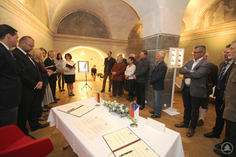Die Landkreis-Delegation zusammen mit den Gastgebern beim Festakt im im Haus Štěpánek Netolický