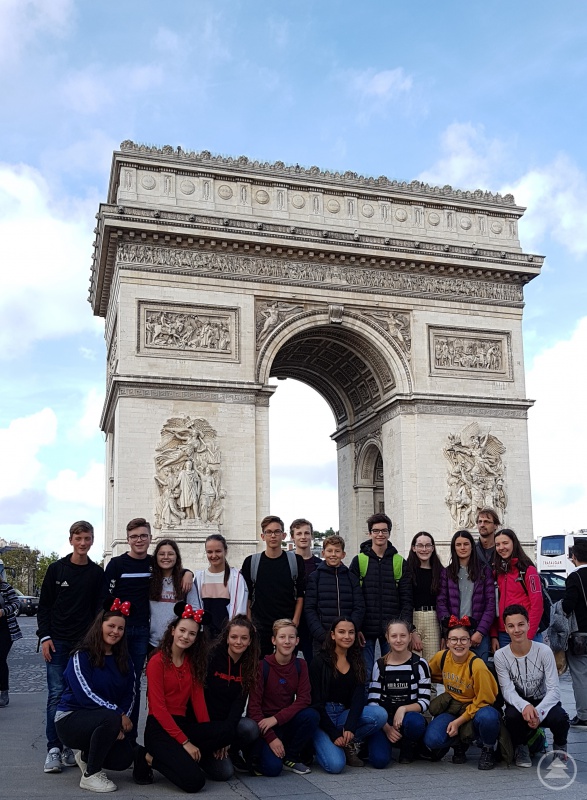 Die Schüler des Gymnasiums Freyung vor dem Triumphbogen mit StR Michael Behringer (hinten rechts)