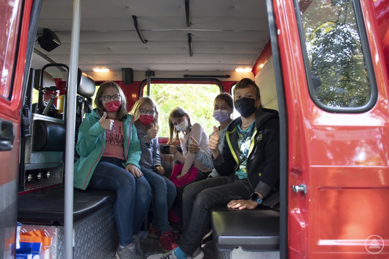Mit dem Feuerwehrauto übers Klinikgelände - die Kids waren begeistert.