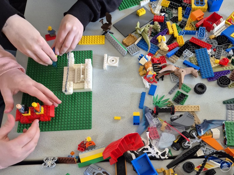 Kreativer Workshop mit Lego – Teamaufgabe: „Meine Superkraft – verbindet eure Stärken“ Mehrere Jugendliche gestalten mit bunten Lego-Steinen kreative Modelle im Rahmen eines Workshops zu Berufs- und Zukunftsideen.