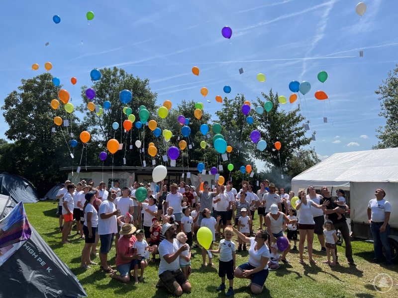 Luftballonwettbewerb beim diesjährigen Kinder- u. Jugendzeltlager des MHV. Der am weitesten geflogene Luftballon erreichte von Neßlbach aus sogar den Attersee.