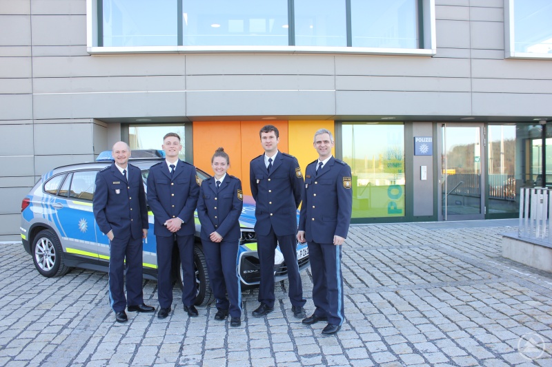 Stv. Inspektionsleiter Polizeihauptkommissar Andreas Fuchs (l.) und Dienststellenleiter Polizeioberkommissar Johannes Schimpfhauser (r.) begrüßten die Neuzugänge bei der Polizeiinspektion Grafenau: Polizeimeister Philipp Bauer (ab 2.v.l.), Polizeimeisterin Lena Seidl, Polizeikommissar Manuel Kapfenberger.