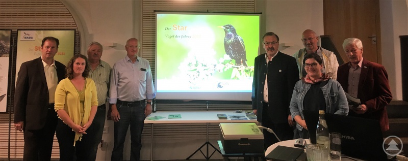 v.l.: Projektmanager der Ökomodellregion Gerhard Falter, Christiane Grapentin Vorsitzende der Kreisgruppe des Bund Naturschutz, Bürgermeister Heinz Binder aus Fürsteneck, Alois Weber, 2. Bürgermeister in Saldenburg, Referent Wolfgang Reichenberger, Bürgermeister Manfred Eibl, aus Perlesreut, Dr. Carolin Pecho, Geschäftsführerin der ILE Ilzer Land, Andreas Eibl, 3. Bürgermeister in Grafenau