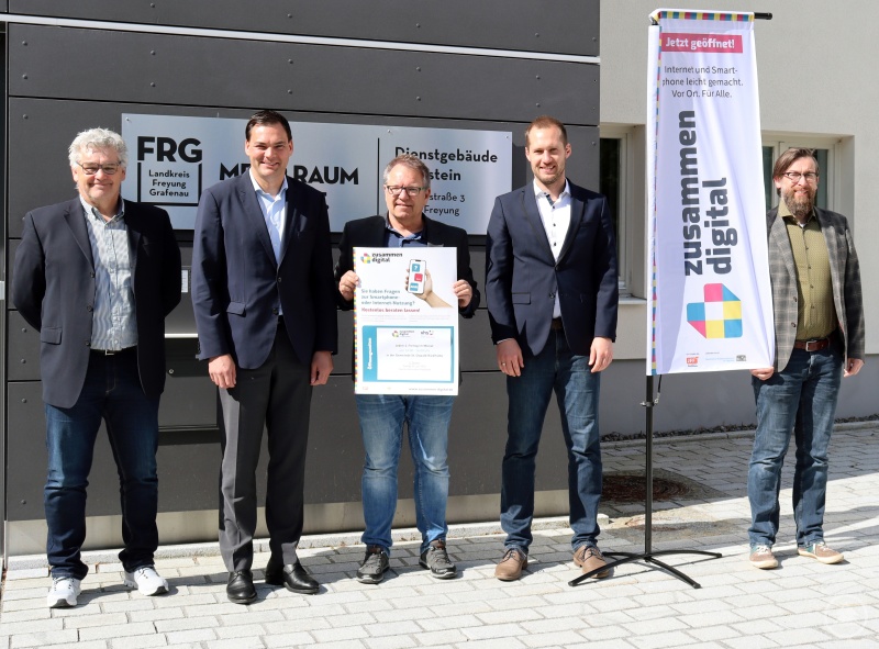 Vorstellung des Projekts für die 1. Veranstaltung am 2. Juni in der Touristinfo St. Oswald-Riedlhütte (v. li. n. re.: Abteilungsleiter der Landkreisliegenschaften und Kreiseinrichtungen Siegfried Wilhelm, Landrat Sebastian Gruber, vhs-Geschäftsführer Michael Dietz, Geschäftsstellenleiter Gesundheitsregion plus René Kurtz sowie Koordinationsbüroleiter des Landkreises Christian Fiebig