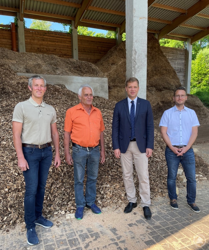 v.l. Baptist Resch, Wir wärmen KG, Betreiber der Nahwärme Freyung, Waldbürgermeister Josef Seidl, Kreuzberg, Bürgermeister Dr. Olaf Heinrich, Geschäftsführer Michael Pradl vor dem mit einem großen Teil mit Kreuzberger Hackschnitzel gefüllten Hackgutlager der Nahwärmeanlage in Freyung.