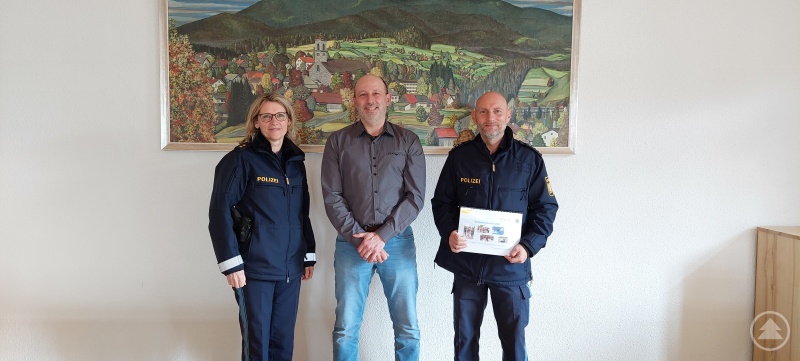 (vlnr) Polizeioberrätin Ingrid Grötzinger, stellv. Bürgermeister Manuel Rauch und Polizeihauptkommissar Georg Binder freuen sich über gesunkene Kriminalitätszahlen
