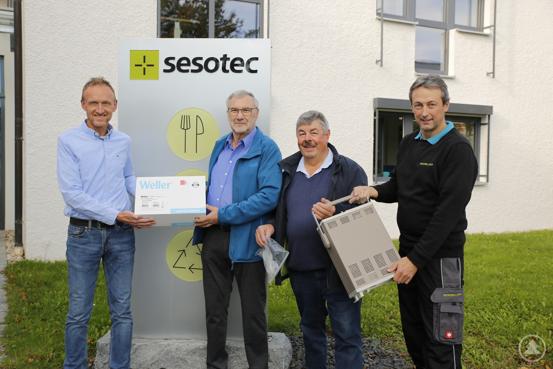 COO Stefan Feldmeier (l.) und Ausbildungsleiter Alois Fuchs (r.) überreichten Geräte für den kleinen „Elektronik-OP-Saal“, den Georg Pichler (2.v.r.) und Manfred Duschl zusammen mit weiteren ehrenamtlichen Elektroschrottvermeidern jeden zweiten Mittwoch im Monat im KuK betreiben.