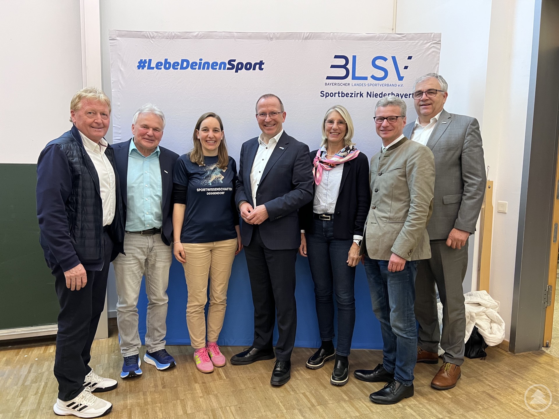 v.l.n.r.: Stellv. BLSV Bezirksvorsitzender u. Kreisvorsitzender des Sportkreises Passau Walter Knoller, BLSV Bezirksvorsitzender u. Kreisvorsitzender des Sportkreises Deggendorf Otto Baumann, Stellv. BLSV Kreisvorsitzende Linda Zeindl, BLSV Präsident Jörg Ammon, 3 .Bürgermeisterin der Stadt Deggendorf und Bezirksrätin Renate Wasmeier, der Deggendorfer Landrat Bernd Sibler und BLSV Verbandsbeiratsvorsitzender Dieter Bunsen