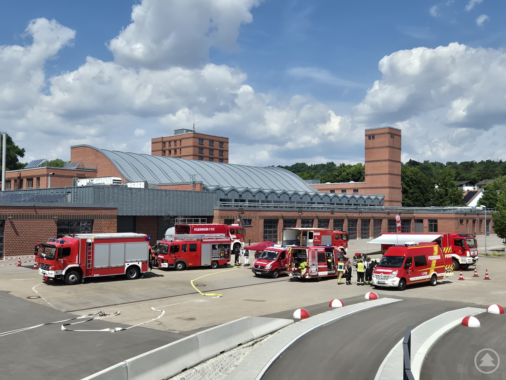 Gefahrgutzug des Landkreises Straubing-Bogen mit Unterstützung der Feuerwehr Straubing bei der Fortbildung an der Staatlichen Feuerwehrschule Regensburg. Mehrere Feuerwehrfahrzeuge stehen aufgereiht vor der Staatlichen Feuerwehrschule in Regensburg, Einsatzkräfte bereiten sich auf Übungen vor.