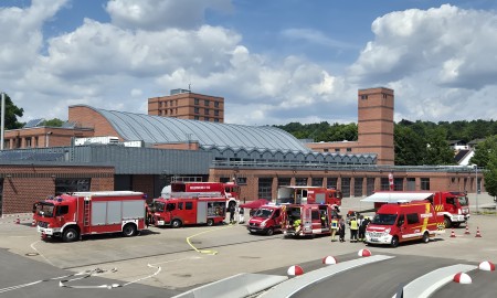 Gefahrgutzug trainiert Ernstfall an Feuerwehrschule in Regensburg