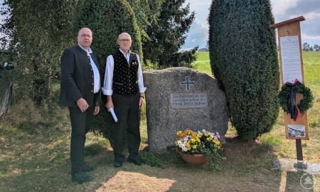 Totenbrett für gefallene Soldaten der ehemaligen Pfarrei Böhmisch Röhren aufgestellt – Gedenken 80 Jahre nach Kriegsende