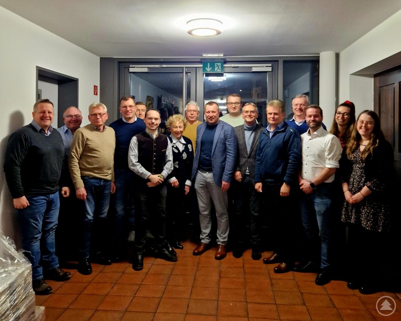 Nach der Diskussion versammelten sich einige der Teilnehmer für ein Gruppenbild, darunter: Manfred Fischer, Christian Holmer, Karl Mühlbauer, Hans-Jürgen Fischer, Julian Lorenz, Dr. Roland J. Kufner, Roswitha Kaufmann, Klaus Eckl, Benedikt Karl, Patrick Buchner, Prof. Dr. Horst Kunhardt, Oliver Antretter, Christian Wagner, Michael Paternoster, Sophia Rauch und Sabrina Edmeier. Eine Gruppe von fünfzehn Personen steht in einem hellen Flur, alle lächeln für ein Gruppenfoto in die Kamera.
