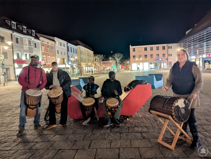 Pamoja-Trommelgruppe am Oberen Stadtplatz in Deggendorf