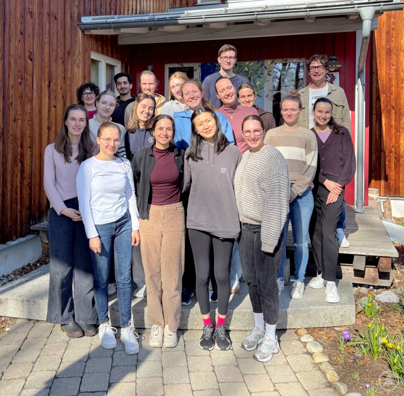 Einsatz im Kindergarten: Medizinstudierende aus dem gesamten Bundesgebiet, die derzeit ihre Famulatur in Freyung-Grafenau absolvieren, mit den Unterstützern und Organisatoren der Maßnahme: Regionalmanager Stefan Schuster (hintere Reihe rechts), Corinna Seitz, Kinderhaus St. Josef (hinten links) Eine Gruppe junger Erwachsener steht gemeinsam vor einem Gebäude und lächelt in die Kamera. Es handelt sich um Medizinstudierende sowie Organisatoren des Projekts.