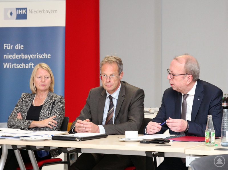 Tauschten sich im Gremium aus: der Vorsitzende Alois Atzinger, Ministerialdirigent Dr. Gert Bruckner und die stellvertretende Vorsitzende des Gremiums, Elisabeth Hintermann (von rechts)