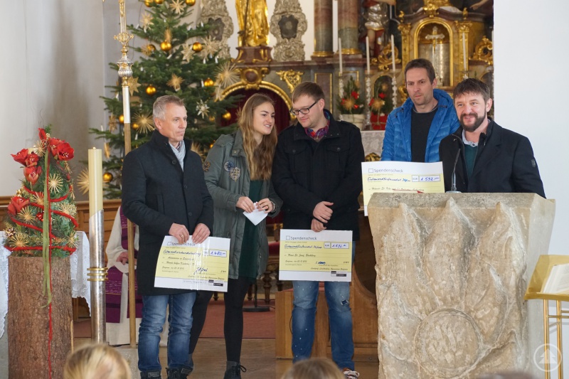 Die Schülersprecherin Isabelle Albert überreichte symbolische Spendenschecks