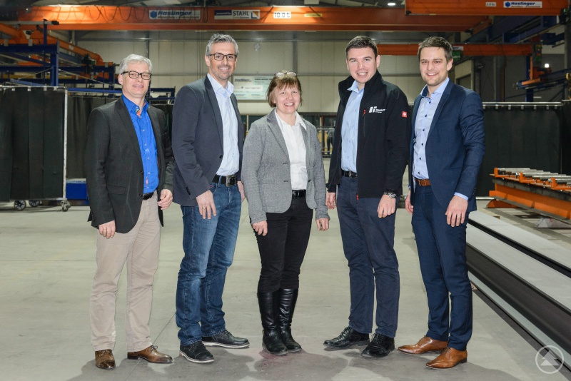 v. l.: Sven Kranixfeld (WJ-Betreuer), Daniel Schmidbauer (stv. Vorsitzender), Thomas Haslinger (Juniorchef), Annemarie Haslinger (Inhaberin), Josef Stemplinger (Schatzmeister)