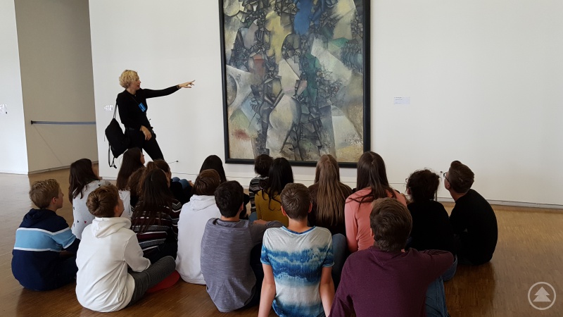 Eine Schülergruppe des Gymnasiums Freyung betrachtet interessiert ein Gemälde im Centre Pompidou im Rahmen des Frankreichaustausches.