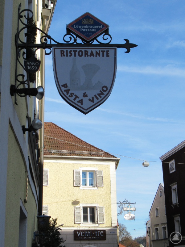 Zwei italienische Restaurants in der Schmiedgasse (Im Vordergrund: Pasta e Vino, im Hintergrund: Veinti Tre)