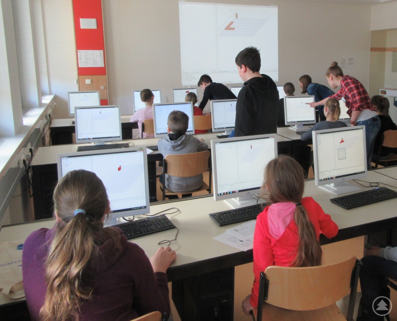 Am Computer arbeiten ist mehr als nur im Internet surfen und Briefe tippen! Das erprobten die jungen Besucher beim Programmieren einer kleinen Anwendung im Computerraum.