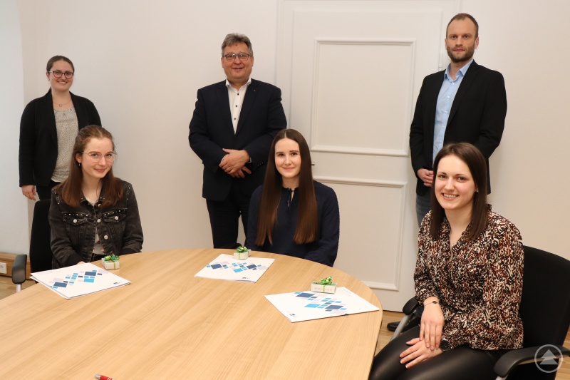 Mit großem Erfolg haben (v.li.) Alina Klinger, Laura Büchler und Jana Freund die Ausbildung bei der Caritas abgeschlossen. Die Fachbereichsleiterin Personalbetreuung Astrid Frauenauer (stehend v.li.), Caritasvorstand Diakon Konrad Niederländer und Thomas Furthmeier, Leiter der Personalabteilung, gratulierten.