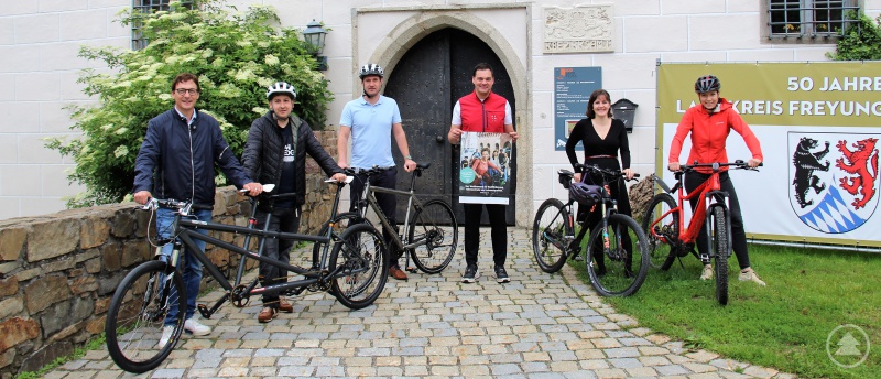 Freuen sich auf rege Beteiligung am STADTRADELN im Landkreis: Regionalmanager Stefan Schuster, LAG-Geschäftsführer Tobias Niedermeier, Leiter der GesundheitsregionPlus René Kurtz, Landrat Sebastian Gruber, Klimaschutzmanagerinnen Verena Holzbauer und Eva Brunner.
