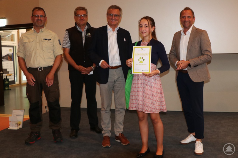 Eva-Maria Kloiber aus Grainet ist die 3000. Junior Rangerin. Dazu gratulierten Mario Schmid, Geschäftsführer der Junior Ranger, Nationalparkleiter Dr. Franz Leibl, Alexander Muthmann, 1. Vorsitzender der Junior Ranger, und Staatsminister Thorsten Glauber.