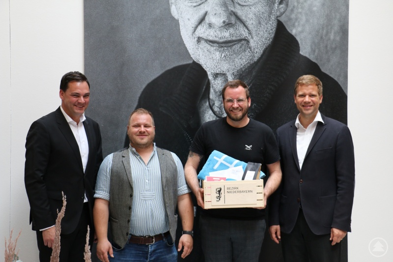 (v.l.) Landrat Sebastian Gruber, Musiker Tom Graf, Fotograf Christoph Eder und Bezirkstagspräsident Dr. Olaf Heinrich