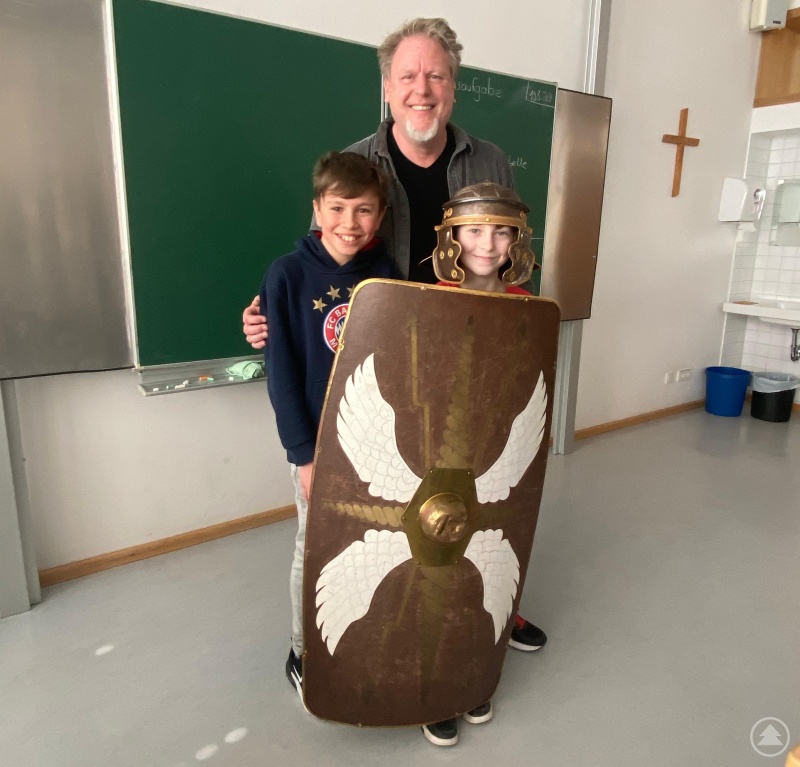 Ganz schön schwer war die Kleidung bei den Römern: 7 kg wog das Kettenhemd mit Helm und Schild.
