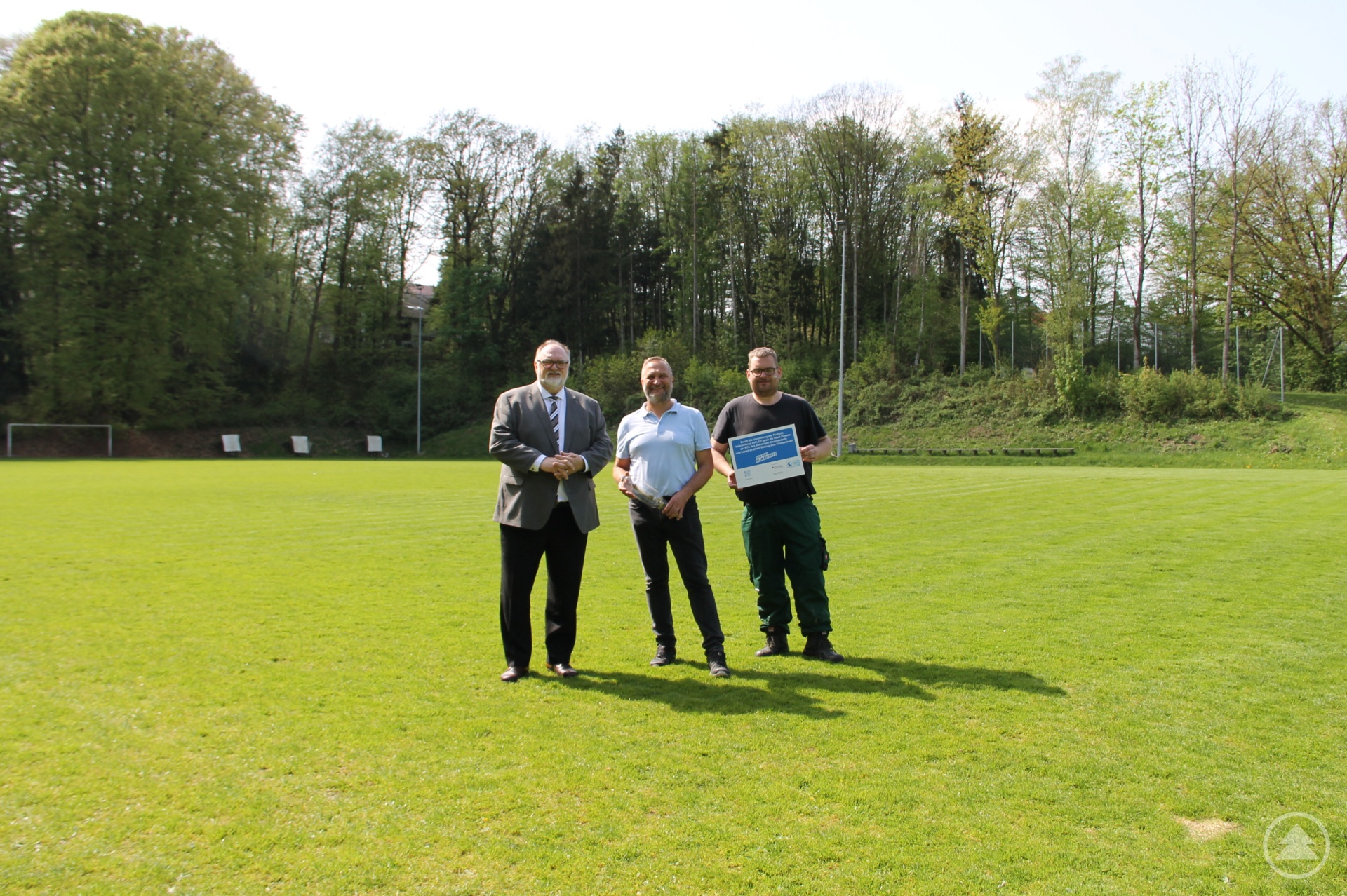 Freuen sich über die klimafreundliche Umrüstung (von links): Oberbürgermeister Jürgen Dupper, Christian Geier von der Dienststelle Schulen und Sport und Platzwart Patrick Walter.