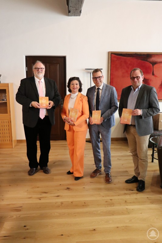 Oberbürgermeister Jürgen Dupper (von links), EW-Vorsitzende Rosemarie Weber, Festival-Intendant Dr. Carsten Gerhard und Kulturreferent Dr. Bernhard Forster Oberbürgermeister Jürgen Dupper (von links), EW-Vorsitzende Rosemarie Weber, Festival-Intendant Dr. Carsten Gerhard und Kulturreferent Dr. Bernhard Forster