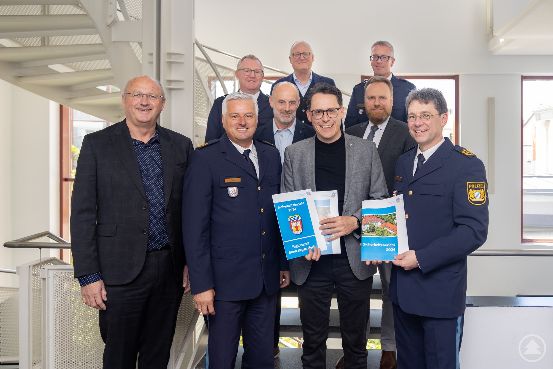 Polizei- und Stadtvertreter präsentieren die Kriminalstatistik 2024 für Deggendorf.