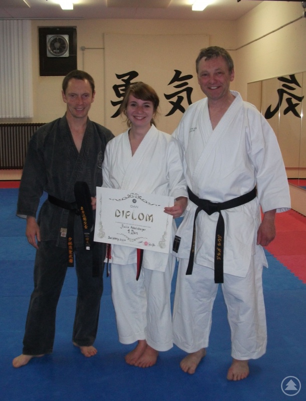 Julia Hobelsberger zwischen ihren Prüfern, Thomas Geiger und Paul Gruber