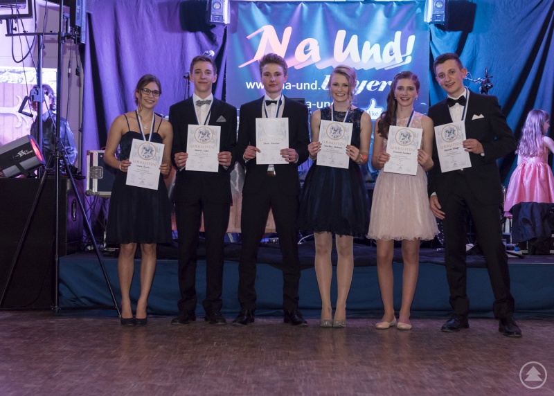 Die strahlenden Sieger des Tanzwettbewerbs (v.l.): Laura Kaatz und Severin Lippl (Platz 1), Tobias Schreiner und Anna-Maria Strohmaier (Platz 2), Elisabeth Kurzbeck und Alexander Killinger (Platz 3)