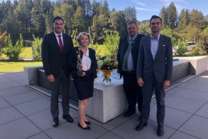 Blumen und Glückwünsche von Landrat und Bürgermeister