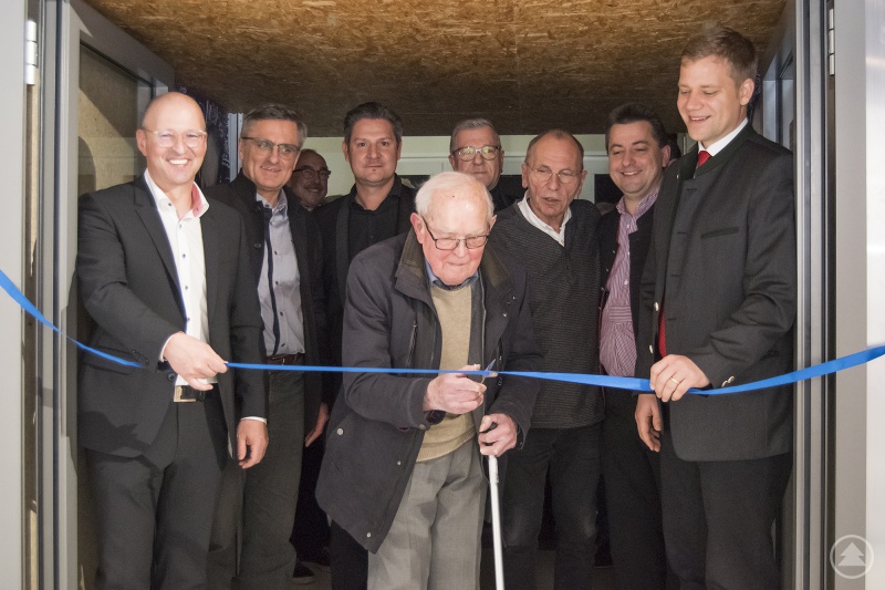 Josef Fromholzer durfte die neue Galerie eröffnen; mit dabei (v.r.): Bezirkstagspräsident und Bürgermeister Dr. Olaf Heinrich, Ausstellungskurator Roland Pongratz, Initiator Heinz Lang, Zimmerermeister Alois Duschl, der den Dachstuhl saniert hat, Architekt Christan Lankl, 2. Bürgermeister Alexander Muthmann und Euregio-Geschäftsführer Kaspar Sammer.