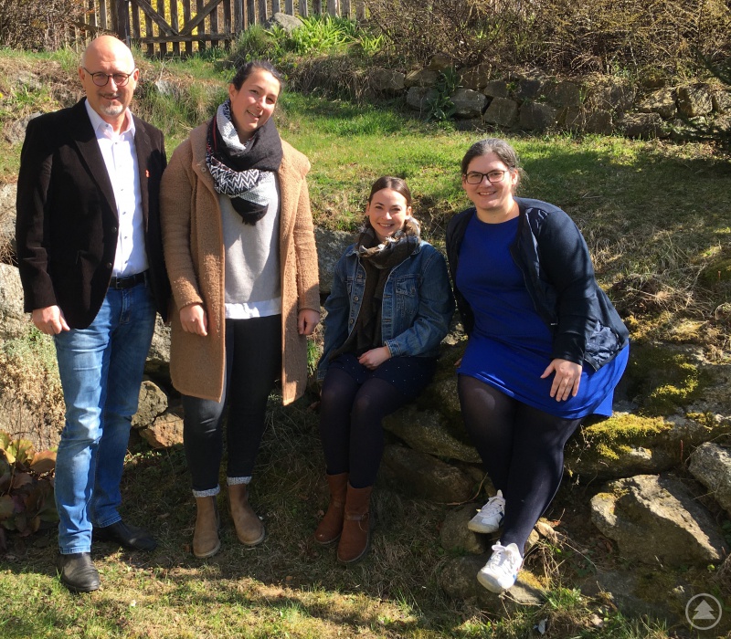 Manfred Eibl, MdL (l.) begrüßte gemeinsam mit Geschäftsleiterin Dr. Carolin Pecho (r.) die beiden neuen Projektleiterinnen in der Öko-Modellregion Ilzer Land v.l. Anna Pex und Lena Schandra und legten Anfang März einen ersten Arbeitsplan für die Neuausrichtung der Öko-Modellregion fest.