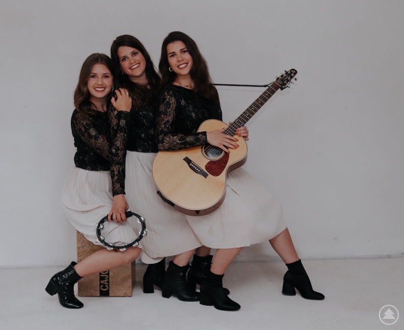 Mit Gitarre und Cajon nehmen „eXCLent“ die Zuhörer mit auf eine musikalische Reise.