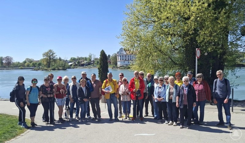 Knapp 30 Teilnehmer nahmen am Tag der Bewegung in Schärding teil. Gruppenfoto der Teilnehmer des Tags der Bewegung vor der Kulisse der Schärdinger Uferlandschaft bei sonnigem Frühlingswetter.