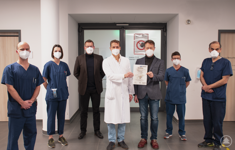 (von links): Oberarzt PD Dr. Scheßl, Stefanie Eckl, Gesundheits- und Krankenpflegerin, Klinikdirektor Uwe Böttcher, Chefarzt Prof. Dr. Schmidt-Wilcke, QR-Koordinator Kurt Kroner, Jasmin Berger, Pflege-Stationsleitung und Oberarzt Dr. Walter Wiesmayer freuen sich über die Auszeichnung, die dem Team der Stroke Unit eine hohe Versorgungsqualität bescheinigt.