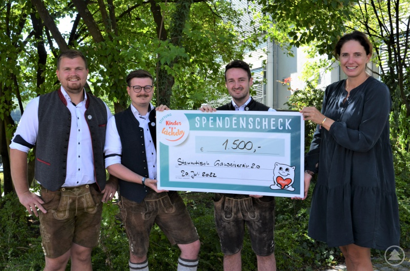 Dankend nimmt Dr. Maria Diekmann (r.), Vorstandsvorsitzende der Stiftung Kinderlächeln, den Scheck über 1.500 Euro von Michael Wilhelm, Johannes Wilhelm und Johannes Kellermann entgegen.