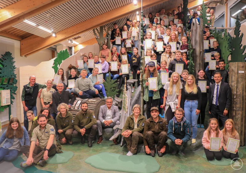 Beim Junior-Ranger Sommerferienprogramm haben so viele Kinder wie nie zuvor mitgemacht. Beinahe wurde die Waldwerkstatt im Hans-Eisenmann-Haus für das Gruppenfoto zu klein.