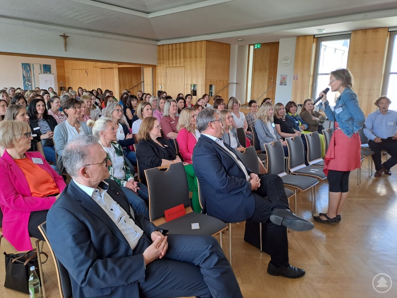 Beim Führungskräftetag der Caritas-Kitas dankt Caritasvorständin Mag.a (FH) Andrea Anderlik, MSc, den Kita-Leiterinnen für den großen Einsatz in den Teams vor Ort.